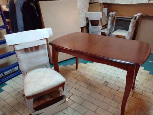 Фото объявления: Раздвижной обеденный стол и четыре стула в Набережных Челнах